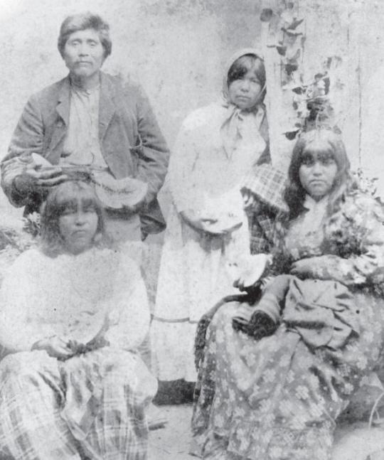 alt="A Makahmo Family, circa 1898"